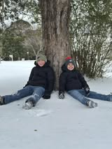 Diamond-Brockett-two-kiddos-sitting-under-tree